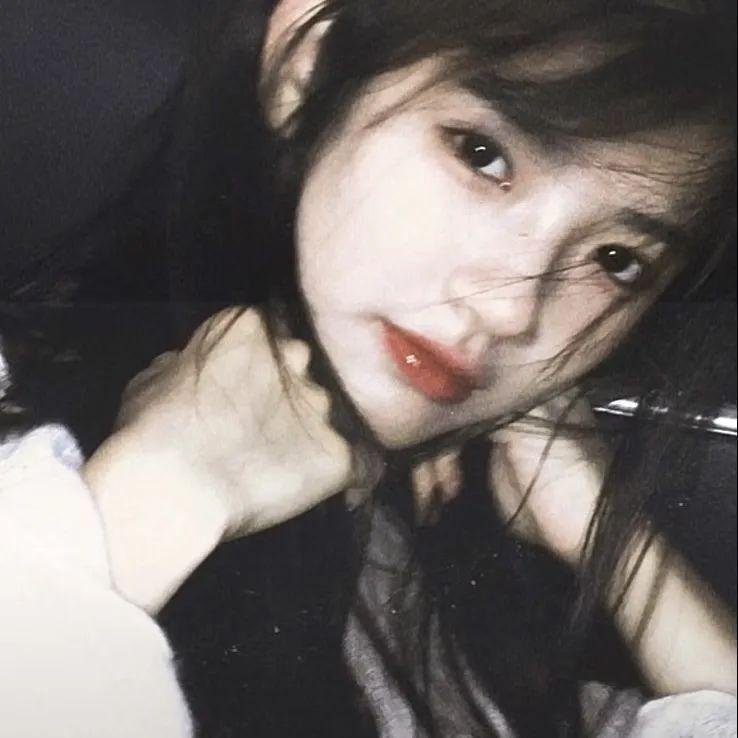 一个唱歌，另一个不唱歌